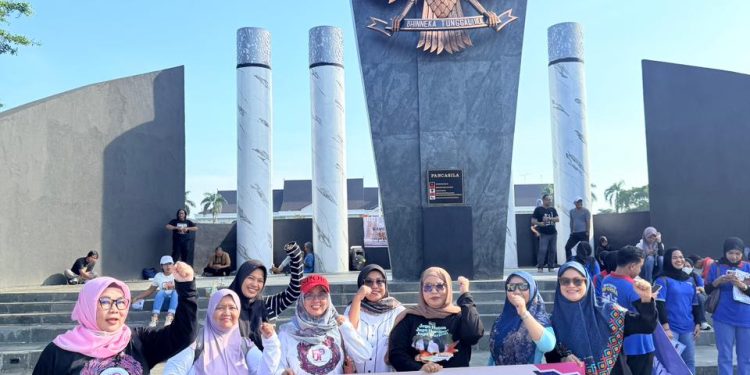 Sejumlah jurnalis yang tergabung dalam Forum Jurnalis Perempuan Indonesia (FJPI) Jambi menggelar orasi damai memperingati Hari Kebebasan Pers Sedunia di Lapangan Gubernur Jambi, Minggu (3/5/2026). (Dok: Rudi)