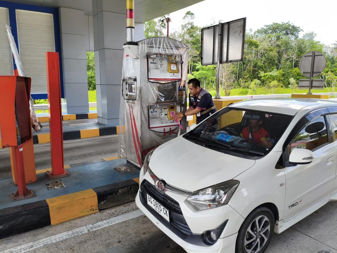 Kendaraan saat akan keluar gerbang tol Muaro Sebapo salah satu penghubung ruas Jalan Tol Trans Sumatera. (Dok: Hutama Karya)