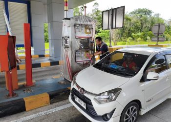 Kendaraan saat akan keluar gerbang tol Muaro Sebapo salah satu penghubung ruas Jalan Tol Trans Sumatera. (Dok: Hutama Karya)