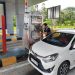 Kendaraan saat akan keluar gerbang tol Muaro Sebapo salah satu penghubung ruas Jalan Tol Trans Sumatera. (Dok: Hutama Karya)