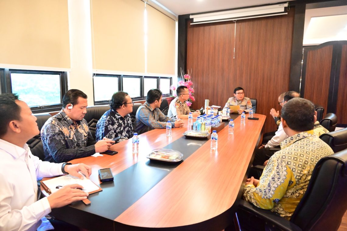 Wakapolda Jambi Brigjen Pol. B Ali menerima audiensi jajaran PLN UID S2JB di ruang kerjanya, Senin (4/5/2026). (Dok: Alpin)