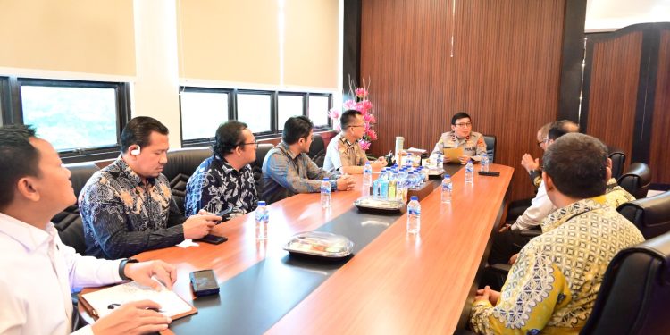 Wakapolda Jambi Brigjen Pol. B Ali menerima audiensi jajaran PLN UID S2JB di ruang kerjanya, Senin (4/5/2026). (Dok: Alpin)