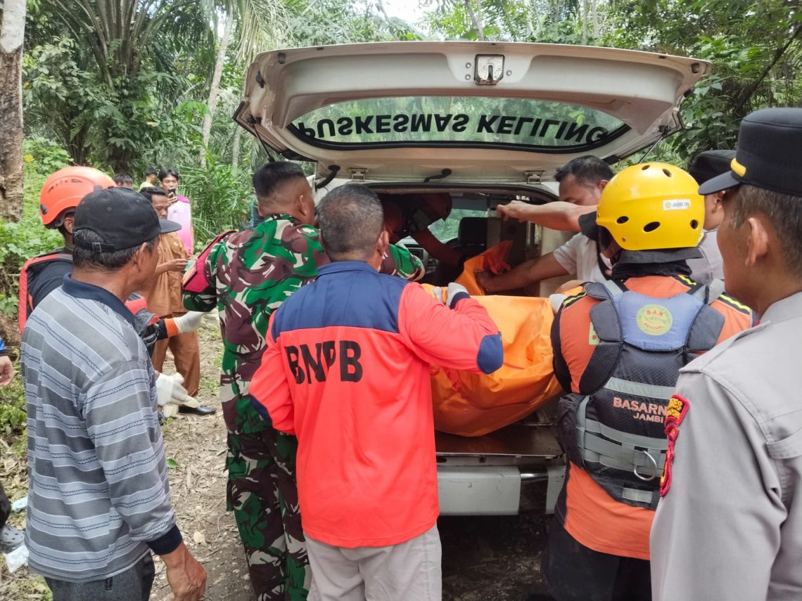 Tim SAR Gabungan mengevakuasi jasad korban tenggelam di Sungai Batang Mesumai, Merangin, Senin (4/5/2026). (Dok: Alpin)