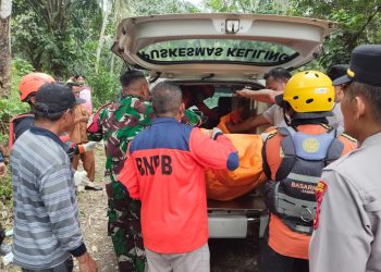 Tim SAR Gabungan mengevakuasi jasad korban tenggelam di Sungai Batang Mesumai, Merangin, Senin (4/5/2026). (Dok: Alpin)