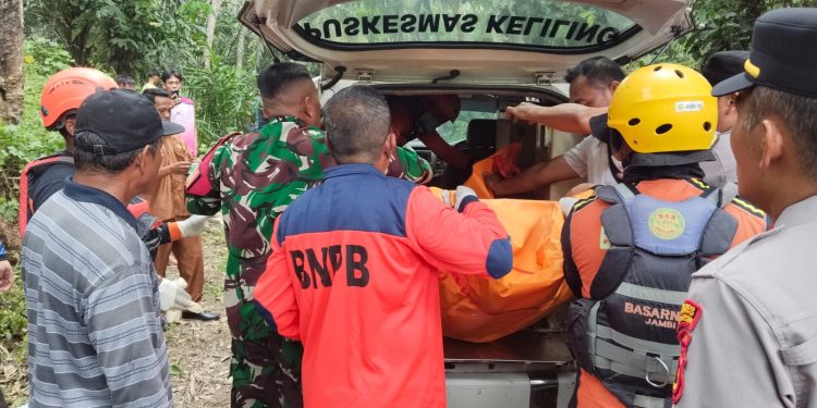 Tim SAR Gabungan mengevakuasi jasad korban tenggelam di Sungai Batang Mesumai, Merangin, Senin (4/5/2026). (Dok: Alpin)