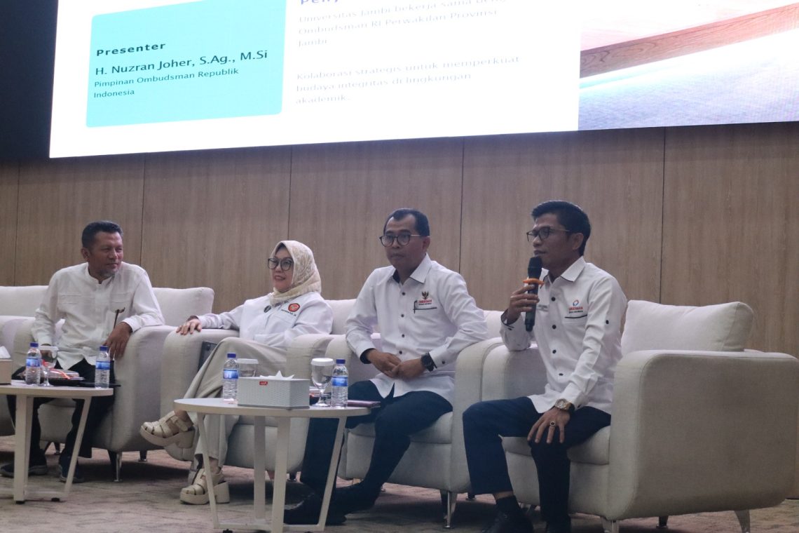 Pimpinan Ombudsman Jambi, Nuzran Joher, saat menyampaikan materi dalam kuliah umum bertema Pendidikan Anti Maladministrasi di Gedung Pascasarjana Universitas Jambi, Telanaipura, Senin (4/5/2026). (DOk: Rahmat)