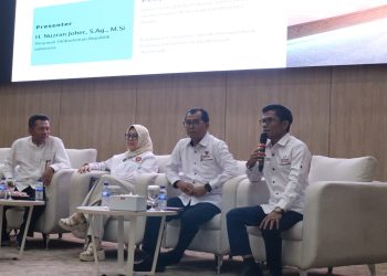 Pimpinan Ombudsman Jambi, Nuzran Joher, saat menyampaikan materi dalam kuliah umum bertema Pendidikan Anti Maladministrasi di Gedung Pascasarjana Universitas Jambi, Telanaipura, Senin (4/5/2026). (DOk: Rahmat)