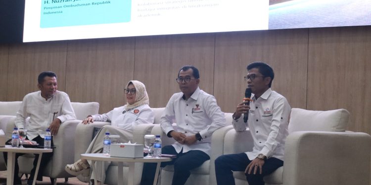 Pimpinan Ombudsman Jambi, Nuzran Joher, saat menyampaikan materi dalam kuliah umum bertema Pendidikan Anti Maladministrasi di Gedung Pascasarjana Universitas Jambi, Telanaipura, Senin (4/5/2026). (DOk: Rahmat)
