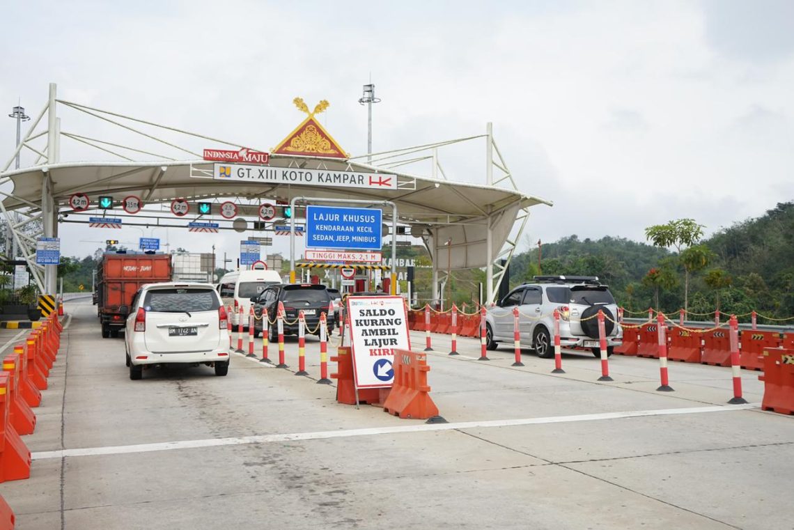 Kepadatan kendaraan melintas di ruas Jalan Tol Trans Sumatera saat puncak arus balik libur panjang Hari Buruh 2026, Minggu (3/5). (Dok: Hutama Karya)