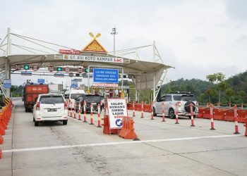 Kepadatan kendaraan melintas di ruas Jalan Tol Trans Sumatera saat puncak arus balik libur panjang Hari Buruh 2026, Minggu (3/5). (Dok: Hutama Karya)