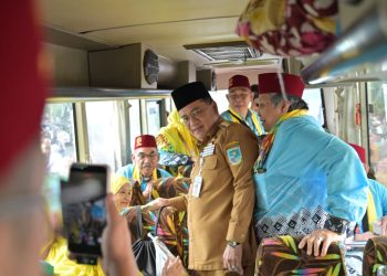 Wali Kota Jambi Maulana melepas keberangkatan 435 jamaah calon haji Kloter 13 di halaman Kantor Wali Kota Jambi, Selasa (05/05/2026). (Dok: Rahmat)