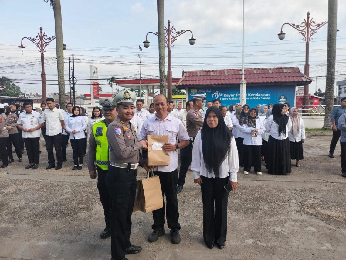 Kasi STNK Subdit Regident Ditlantas Polda Jambi, AKP Hadi Siswanto, memimpin apel gabungan di UPTD Samsat Kota Jambi, Rabu (6/5/2026). (Dok: Alpin)