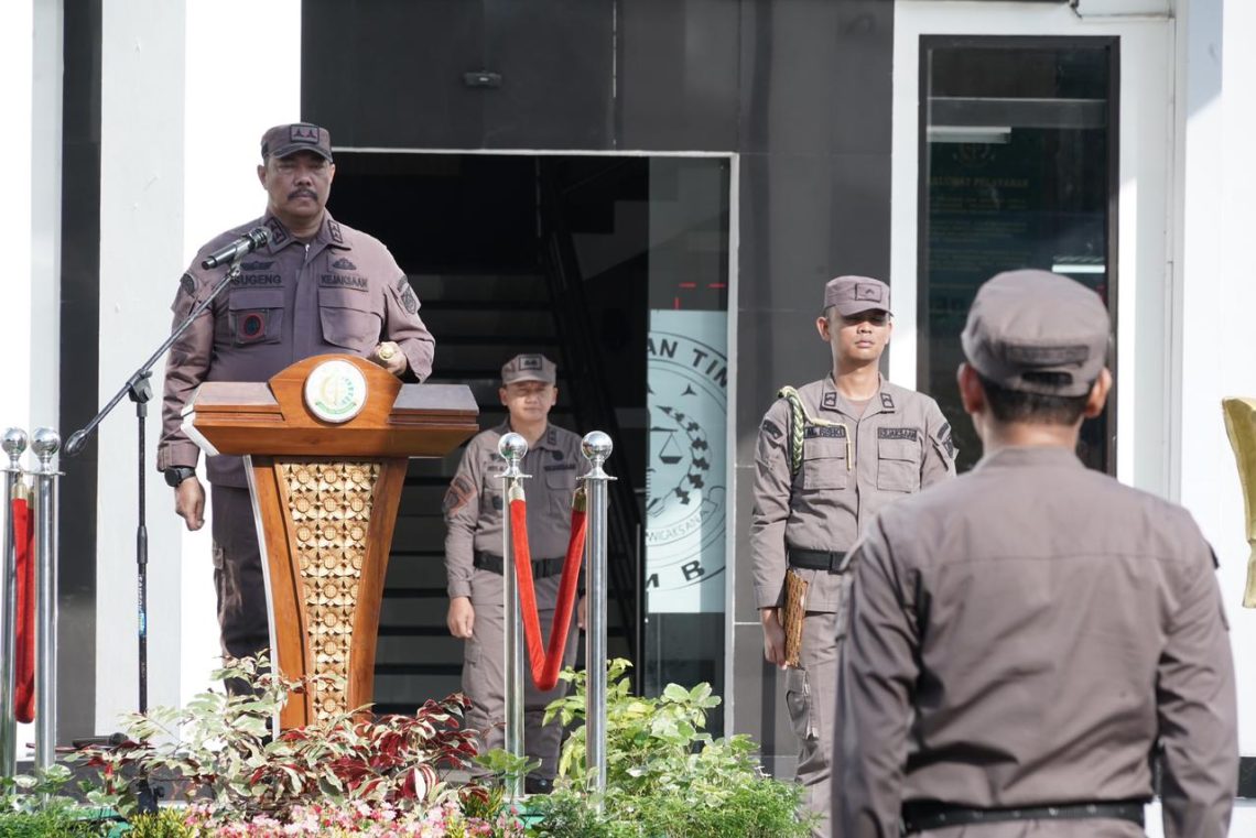 Kajati Jambi Sugeng Hariadi memimpin upacara HUT ke-75 PERSAJA di halaman Kejati Jambi, Rabu (6/5/2026). (Dok: Rudi)
