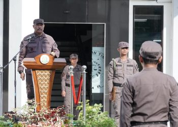 Kajati Jambi Sugeng Hariadi memimpin upacara HUT ke-75 PERSAJA di halaman Kejati Jambi, Rabu (6/5/2026). (Dok: Rudi)