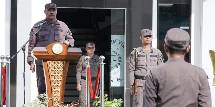 Kajati Jambi Sugeng Hariadi memimpin upacara HUT ke-75 PERSAJA di halaman Kejati Jambi, Rabu (6/5/2026). (Dok: Rudi)
