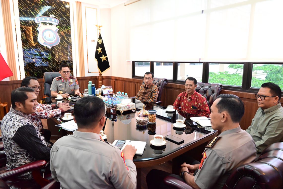 Kapolda Jambi bersama perwakilan GPIB saat kegiatan silaturahmi di Mapolda Jambi. (Dok: Alpin)
