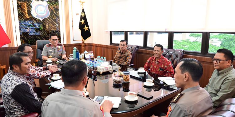Kapolda Jambi bersama perwakilan GPIB saat kegiatan silaturahmi di Mapolda Jambi. (Dok: Alpin)