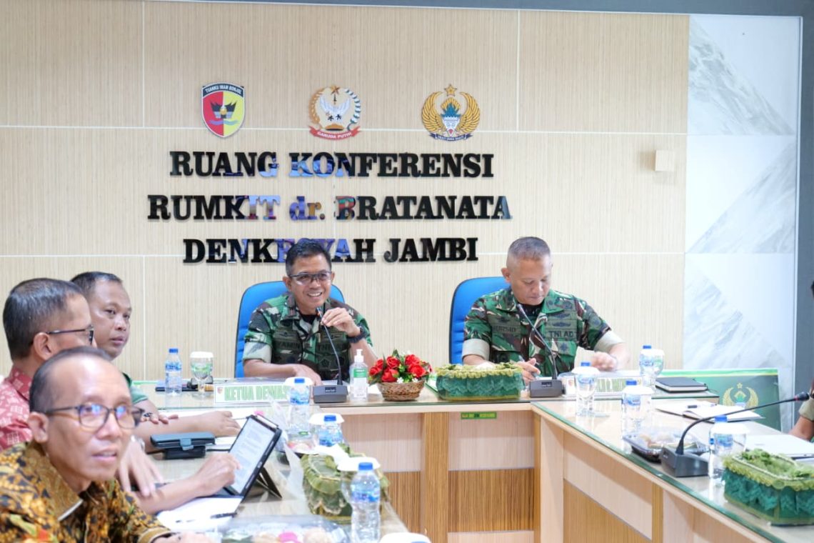 Danrem 042/Gapu Brigjen TNI Nyamin memimpin rapat Dewan Pengawas PK BLU Rumkit Tk III dr. Bratanata Jambi sekaligus penandatanganan komitmen pembangunan Zona Integritas menuju Wilayah Birokrasi Bersih dan Melayani (WBBM), Kamis (7/5/2026). (Dok: Rahmat)