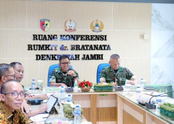 Danrem 042/Gapu Brigjen TNI Nyamin memimpin rapat Dewan Pengawas PK BLU Rumkit Tk III dr. Bratanata Jambi sekaligus penandatanganan komitmen pembangunan Zona Integritas menuju Wilayah Birokrasi Bersih dan Melayani (WBBM), Kamis (7/5/2026). (Dok: Rahmat)