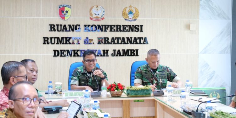 Danrem 042/Gapu Brigjen TNI Nyamin memimpin rapat Dewan Pengawas PK BLU Rumkit Tk III dr. Bratanata Jambi sekaligus penandatanganan komitmen pembangunan Zona Integritas menuju Wilayah Birokrasi Bersih dan Melayani (WBBM), Kamis (7/5/2026). (Dok: Rahmat)