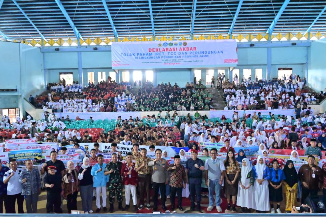 Gubernur Jambi Al Haris bersama Kapolda Jambi Irjen Pol. Krisno H. Siregar menghadiri Sosialisasi Akbar Pencegahan Paham Radikal dan Terorisme di Lingkungan Pendidikan Provinsi Jambi yang diikuti ribuan pelajar di GOR Kota Baru, Kamis (7/5/2026). (Dok: Alpin)