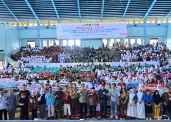 Gubernur Jambi Al Haris bersama Kapolda Jambi Irjen Pol. Krisno H. Siregar menghadiri Sosialisasi Akbar Pencegahan Paham Radikal dan Terorisme di Lingkungan Pendidikan Provinsi Jambi yang diikuti ribuan pelajar di GOR Kota Baru, Kamis (7/5/2026). (Dok: Alpin)