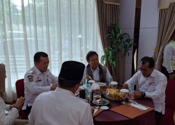Anggota Ombudsman RI Nuzran Joher saat mengikuti investigasi wafatnya dokter Internship di Jambi. (Dok: Rudi)