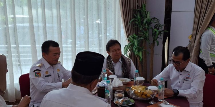 Anggota Ombudsman RI Nuzran Joher saat mengikuti investigasi wafatnya dokter Internship di Jambi. (Dok: Rudi)