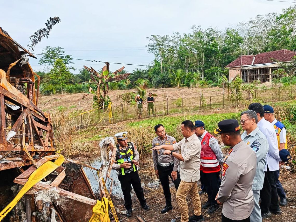 Petugas gabungan dari Jasa Raharja, Ditjen Perhubungan Darat, dan Korlantas Polri meninjau lokasi kecelakaan Bus ALS dan truk tangki minyak di Jalan Lintas Sumatera, Kecamatan Karang Jaya, Kabupaten Musi Rawas Utara, Kamis (7/5/2026).(Dok. Humas JR)