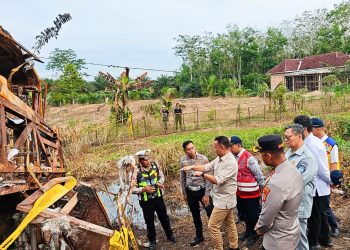 Petugas gabungan dari Jasa Raharja, Ditjen Perhubungan Darat, dan Korlantas Polri meninjau lokasi kecelakaan Bus ALS dan truk tangki minyak di Jalan Lintas Sumatera, Kecamatan Karang Jaya, Kabupaten Musi Rawas Utara, Kamis (7/5/2026).(Dok. Humas JR)