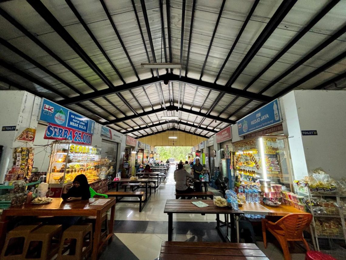 UMKM yang berada di salah satu rest area Jalan Tol Trans Sumatera (JTTS). (Dok: Hutama Karya)