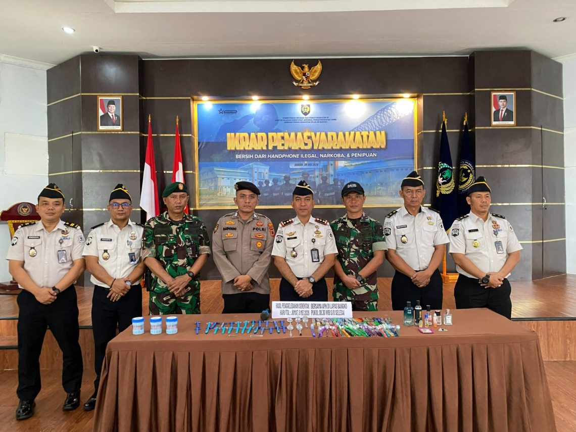 Kepala Lapas Kelas IIB Bangko, Heri, memimpin Ikrar Pemasyarakatan bersama petugas lapas dan unsur APH TNI-Polri sebagai bentuk komitmen memberantas handphone ilegal, narkoba, dan praktik penipuan di lingkungan lapas. (Dok: Deni Satria Budi)