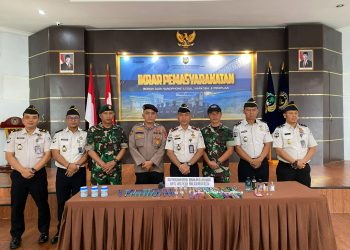 Kepala Lapas Kelas IIB Bangko, Heri, memimpin Ikrar Pemasyarakatan bersama petugas lapas dan unsur APH TNI-Polri sebagai bentuk komitmen memberantas handphone ilegal, narkoba, dan praktik penipuan di lingkungan lapas. (Dok: Deni Satria Budi)
