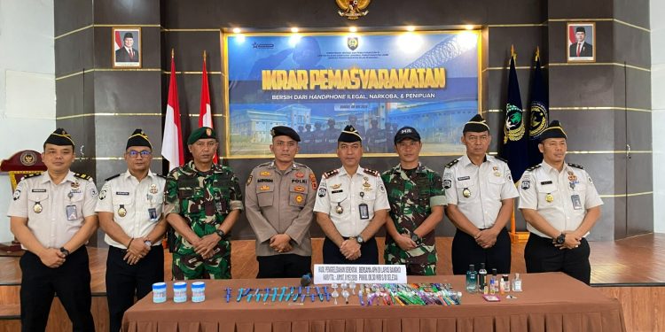 Kepala Lapas Kelas IIB Bangko, Heri, memimpin Ikrar Pemasyarakatan bersama petugas lapas dan unsur APH TNI-Polri sebagai bentuk komitmen memberantas handphone ilegal, narkoba, dan praktik penipuan di lingkungan lapas. (Dok: Deni Satria Budi)