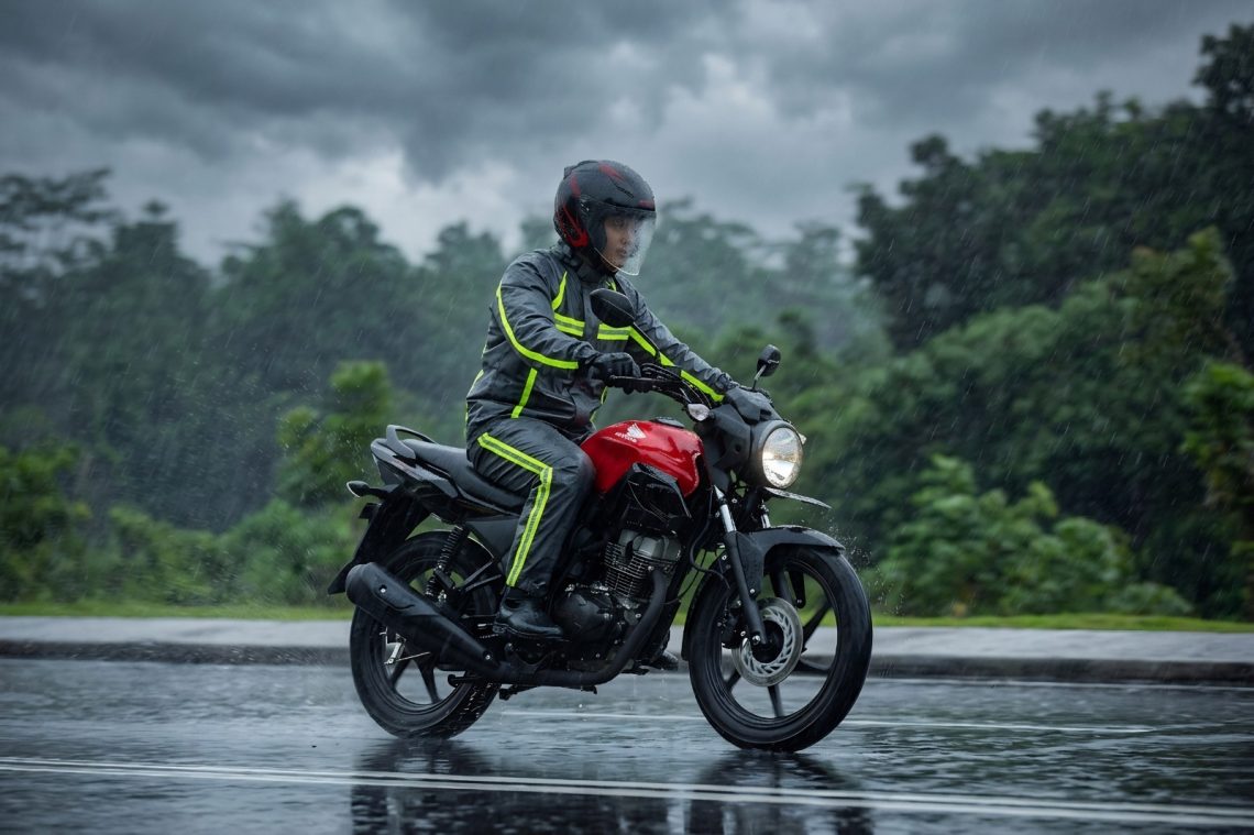 Pengendara sepeda motor melintas saat hujan di Kota Jambi. (Dok: Honda Sinsen Jambi)