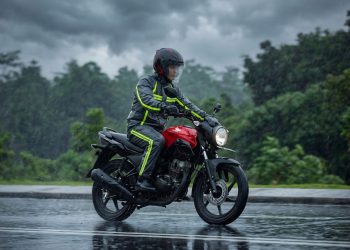 Pengendara sepeda motor melintas saat hujan di Kota Jambi. (Dok: Honda Sinsen Jambi)
