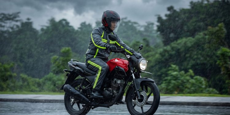 Pengendara sepeda motor melintas saat hujan di Kota Jambi. (Dok: Honda Sinsen Jambi)