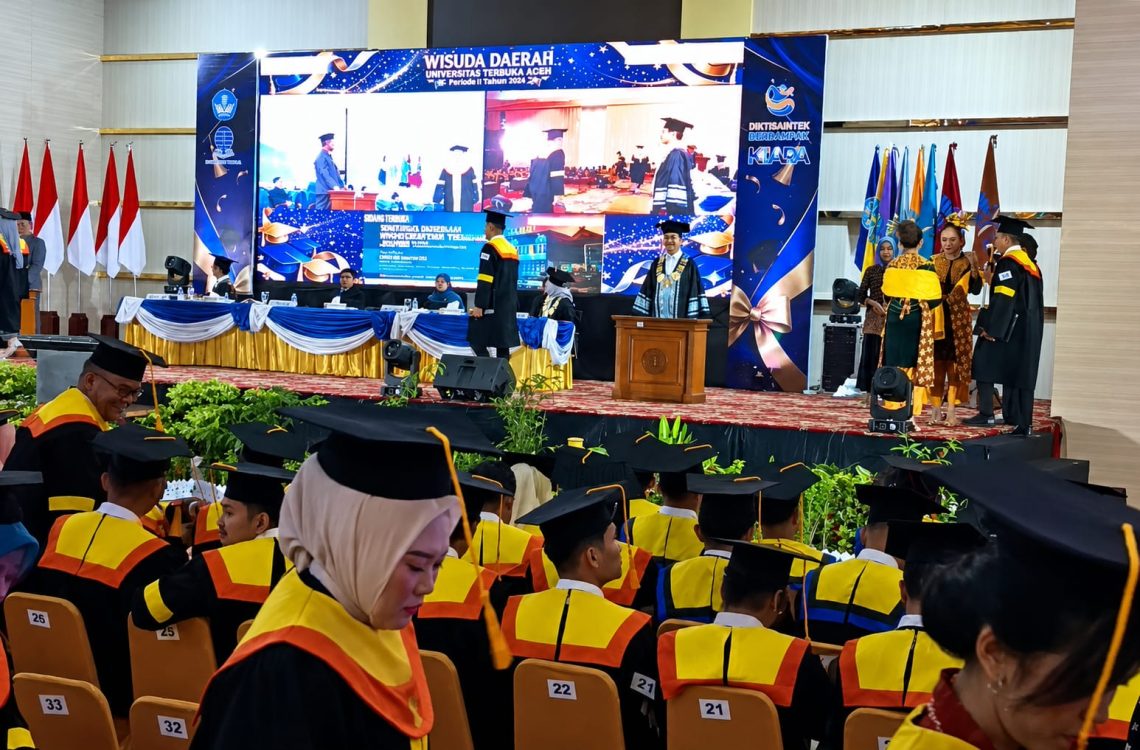 Sebanyak 495 mahasiswa Universitas Terbuka Jambi mengikuti prosesi Wisuda Daerah Periode I Tahun 2026 di Abadi Convention Center, Sabtu (9/5/2026). (Dok: Rahmat)