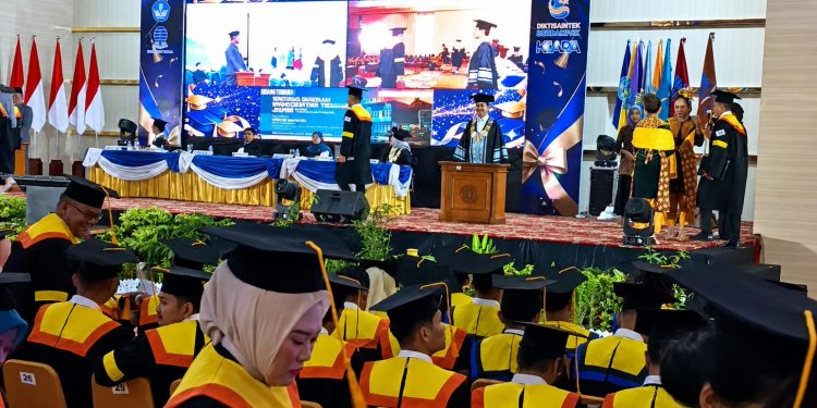 Sebanyak 495 mahasiswa Universitas Terbuka Jambi mengikuti prosesi Wisuda Daerah Periode I Tahun 2026 di Abadi Convention Center, Sabtu (9/5/2026). (Dok: Rahmat)