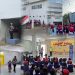 Personel Ditlantas Polda Jambi memberikan edukasi tertib berlalu lintas kepada siswa Suria Harapan School melalui program Polisi Sahabat Anak (Polsanak) di Kota Jambi, Senin (11/05/2026). (Dok: Alpin)