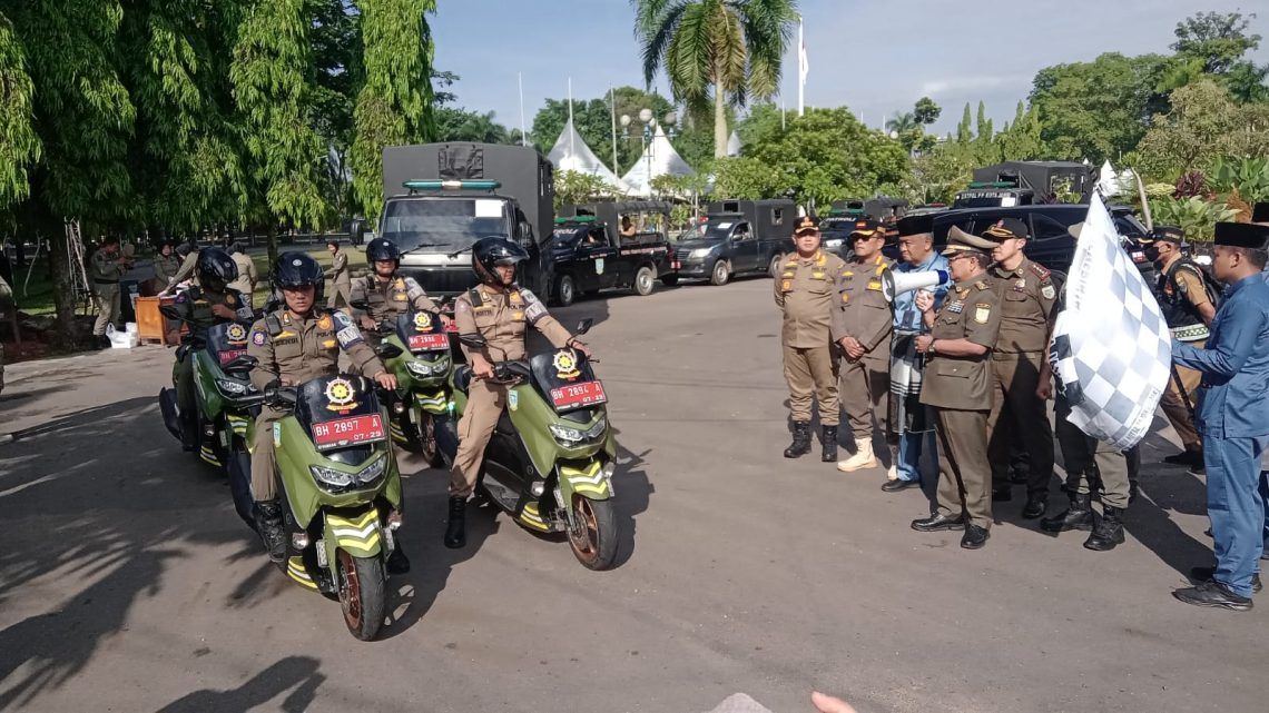 Wali Kota Jambi Maulana memimpin apel gelar pasukan sekaligus melepas Satgas Bahagia yang akan bertugas mengawasi ketertiban umum dan kebersihan di seluruh wilayah Kota Jambi, Senin (11/5/2026). (Dok: Rahmat)