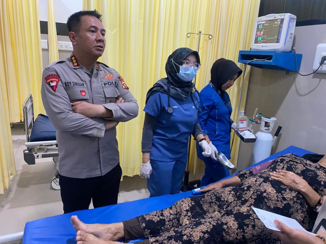 Kapolresta Jambi membantu mengevakuasi korban kecelakaan lalu lintas usai kegiatan sosialisasi di SMA Negeri 1 Kota Jambi dan mengantarkan korban ke RS Bhayangkara menggunakan mobil dinas, Senin (11/5/2026). (Dok: Alpin)