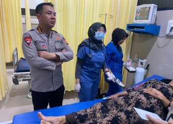 Kapolresta Jambi membantu mengevakuasi korban kecelakaan lalu lintas usai kegiatan sosialisasi di SMA Negeri 1 Kota Jambi dan mengantarkan korban ke RS Bhayangkara menggunakan mobil dinas, Senin (11/5/2026). (Dok: Alpin)