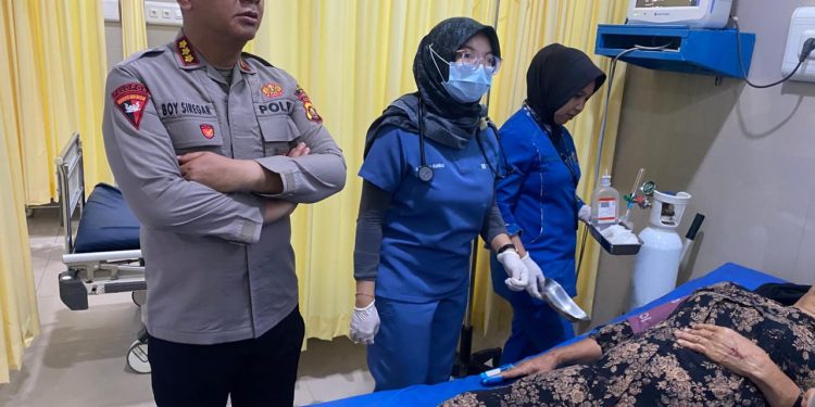 Kapolresta Jambi membantu mengevakuasi korban kecelakaan lalu lintas usai kegiatan sosialisasi di SMA Negeri 1 Kota Jambi dan mengantarkan korban ke RS Bhayangkara menggunakan mobil dinas, Senin (11/5/2026). (Dok: Alpin)