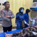 Kapolresta Jambi membantu mengevakuasi korban kecelakaan lalu lintas usai kegiatan sosialisasi di SMA Negeri 1 Kota Jambi dan mengantarkan korban ke RS Bhayangkara menggunakan mobil dinas, Senin (11/5/2026). (Dok: Alpin)