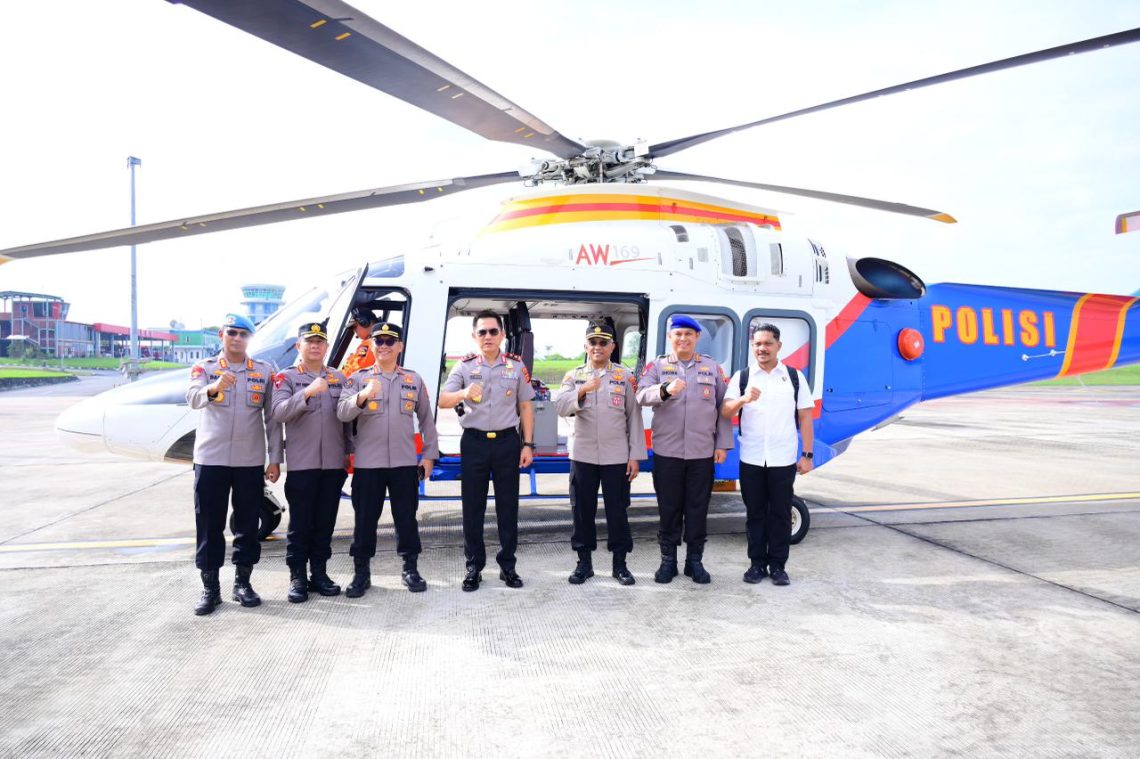 Kapolda Jambi Irjen Pol. Krisno H. Siregar bersama jajaran melakukan patroli udara menggunakan Helikopter Polri untuk memantau titik rawan kebakaran hutan dan lahan (karhutla) di wilayah Provinsi Jambi, Rabu (13/5/2026). (Dok: Alpin)