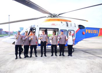 Kapolda Jambi Irjen Pol. Krisno H. Siregar bersama jajaran melakukan patroli udara menggunakan Helikopter Polri untuk memantau titik rawan kebakaran hutan dan lahan (karhutla) di wilayah Provinsi Jambi, Rabu (13/5/2026). (Dok: Alpin)