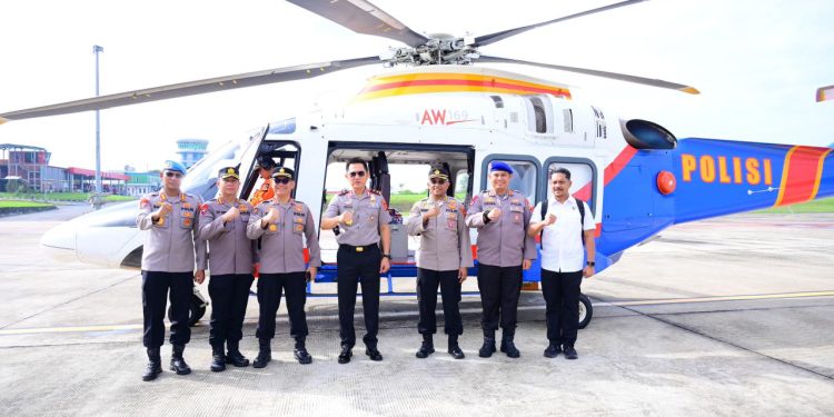 Kapolda Jambi Irjen Pol. Krisno H. Siregar bersama jajaran melakukan patroli udara menggunakan Helikopter Polri untuk memantau titik rawan kebakaran hutan dan lahan (karhutla) di wilayah Provinsi Jambi, Rabu (13/5/2026). (Dok: Alpin)
