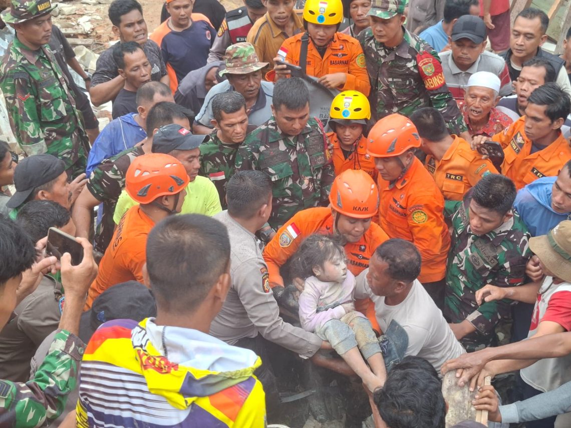 Tim SAR Gabungan melakukan proses evakuasi korban tanah longsor di Kelurahan Empelu, Kecamatan Tanah Sepenggal, Kabupaten Bungo, Rabu (13/05/2026). (Dok: Rudi)