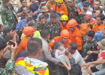 Tim SAR Gabungan melakukan proses evakuasi korban tanah longsor di Kelurahan Empelu, Kecamatan Tanah Sepenggal, Kabupaten Bungo, Rabu (13/05/2026). (Dok: Rudi)